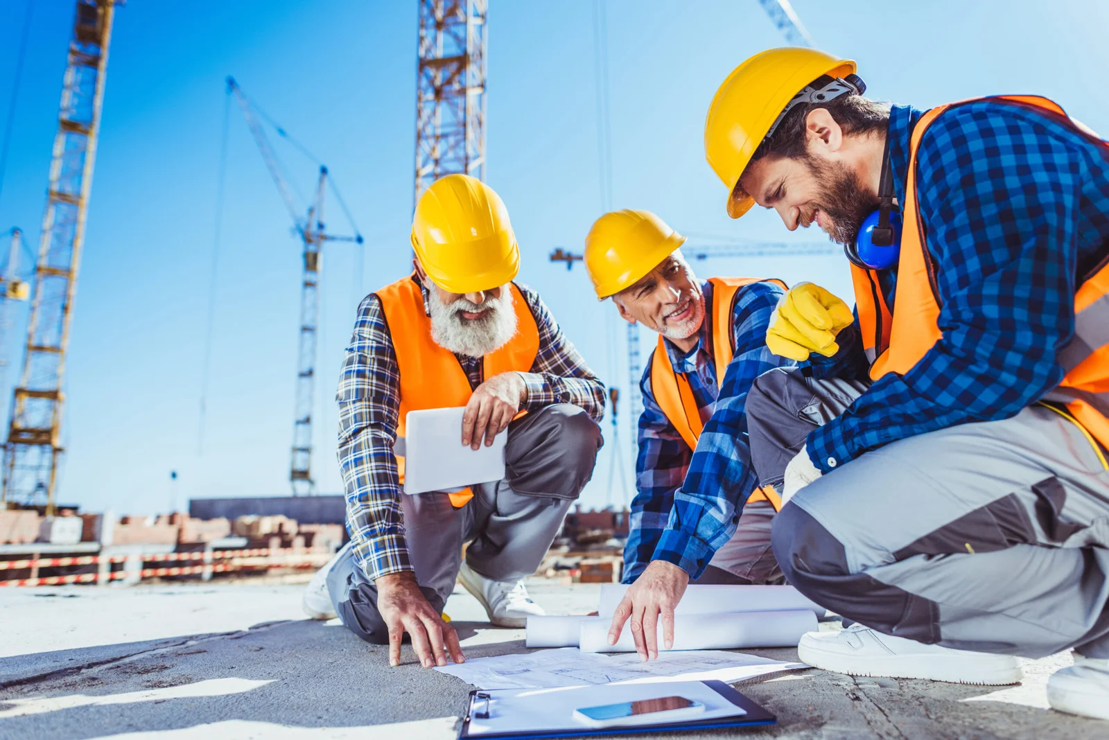 Equipo de construcción revisando planos