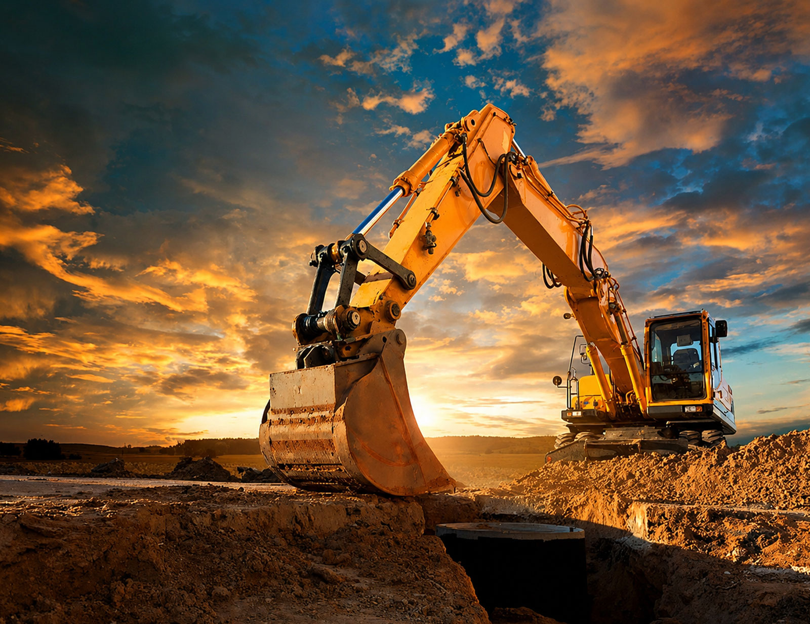 Excavadora en un proyecto de construcción al atardecer